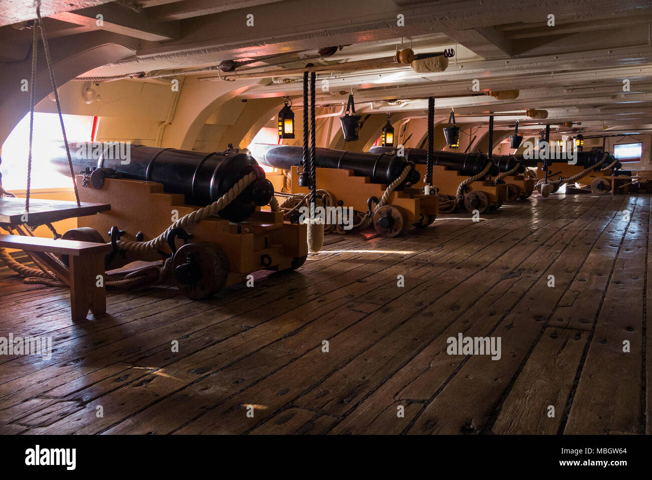 Pont à canons et gun ports, avec chargement par la bouche des canons, de l'Amiral Lord Nelson navire-amiral HMS Victory. Portsmouth Historic Dockyard / docks du Royaume-Uni (95) Banque D'Images