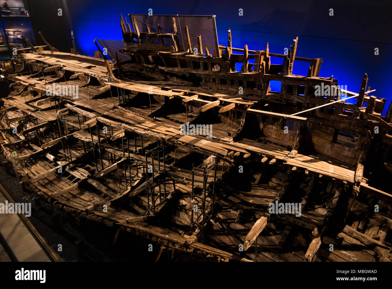 La Mary Rose Museum : Reste de navire de guerre de l'anglais, le Roi Henry VIII Tudor maintenant exposée dans le contrôle climatique accueil construit à cet effet. Portsmouth UK Banque D'Images