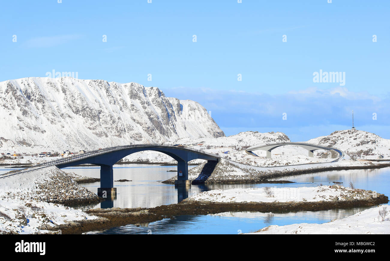 Ponts célèbres fredvang en hiver avec des montagnes en backgrond, îles Lofoten, Norvège Banque D'Images