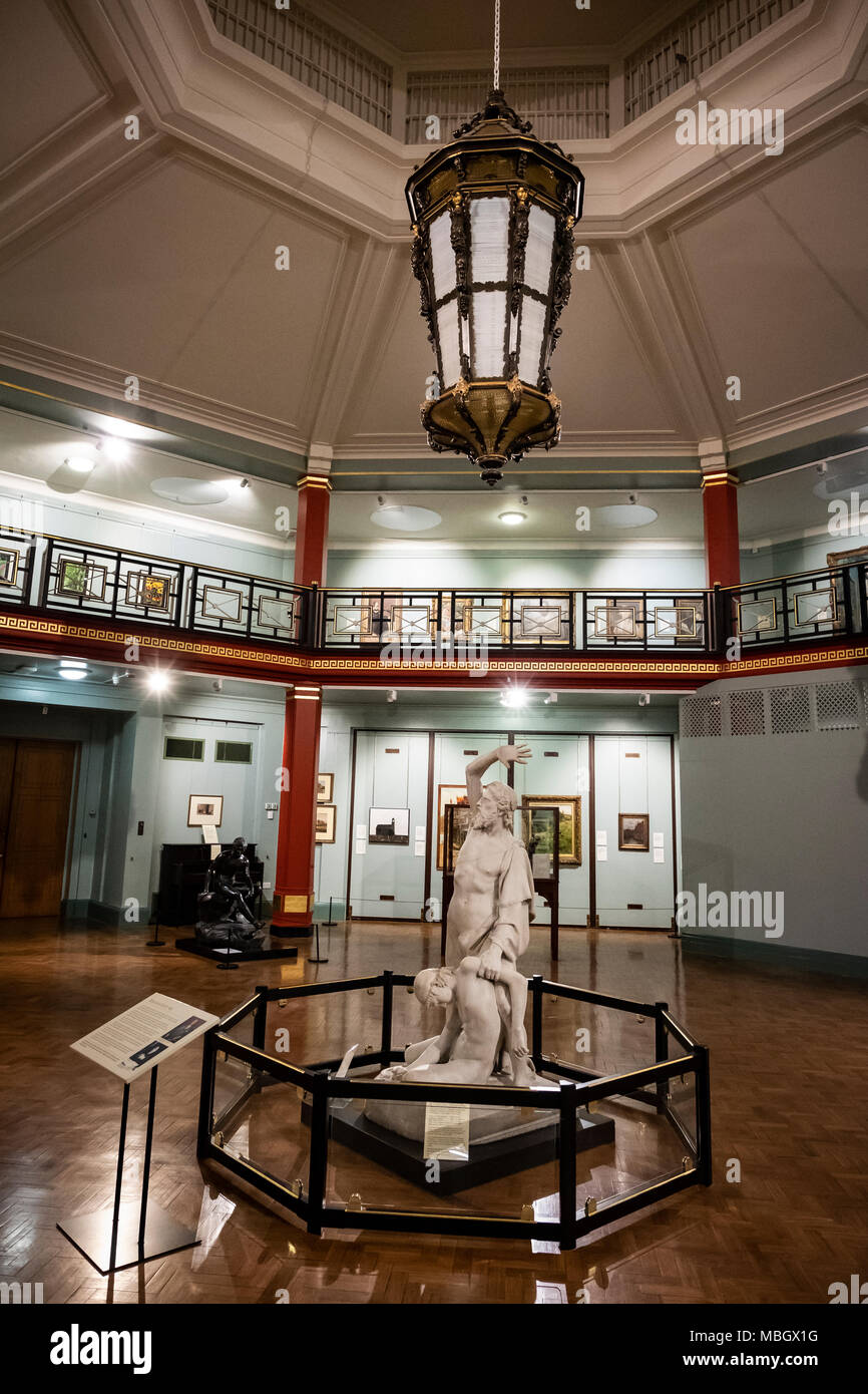 Sculptures et l'art à l'intérieur du musée et galerie Cliffe, Keighley, Bradford, Yorkshire, Royaume-Uni. Banque D'Images