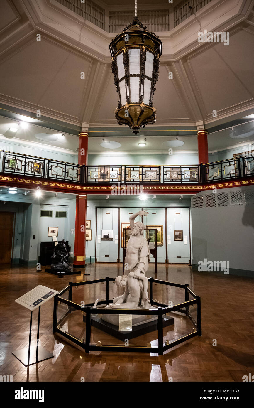 Sculptures et l'art à l'intérieur du Musée Cliffe, Keighley, Bradford, Yorkshire, Royaume-Uni. Banque D'Images
