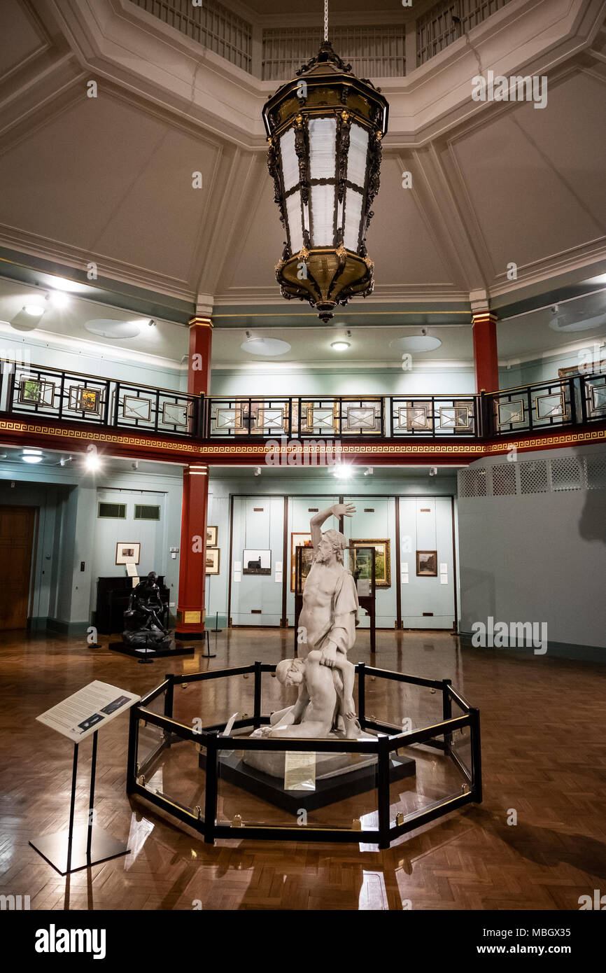 Sculptures et l'art à l'intérieur du Musée Cliffe, Keighley, Bradford, Yorkshire, Royaume-Uni. Banque D'Images