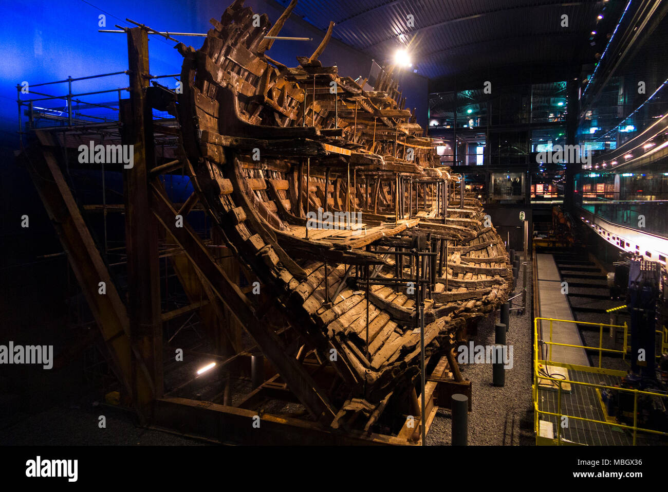 La Mary Rose Museum : Reste de navire de guerre de l'anglais, le Roi Henry VIII Tudor maintenant exposée dans le contrôle climatique accueil construit à cet effet. Portsmouth UK Banque D'Images