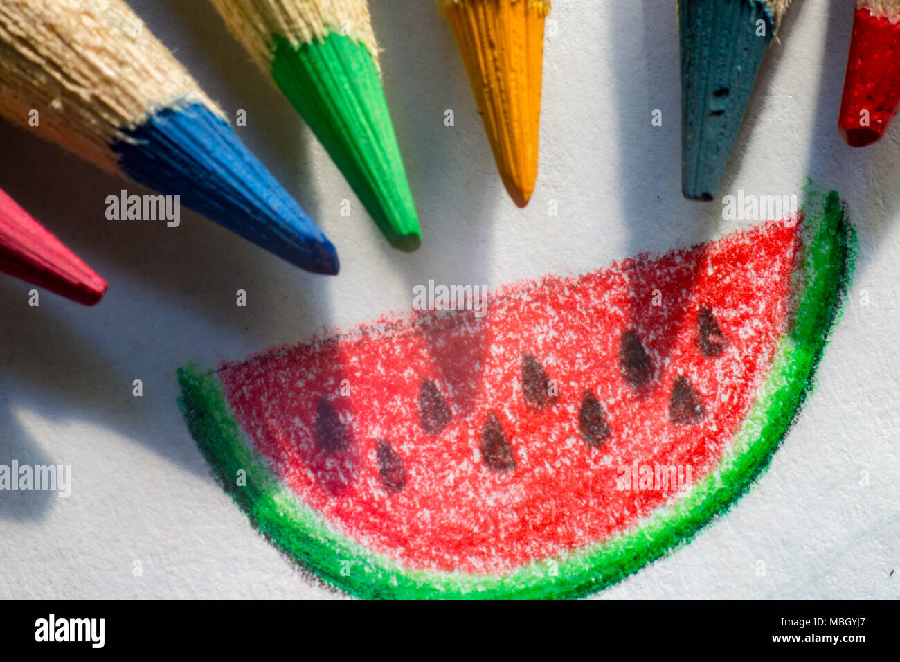 Close up de crayons de couleur avec une petite pastèque peint Banque D'Images