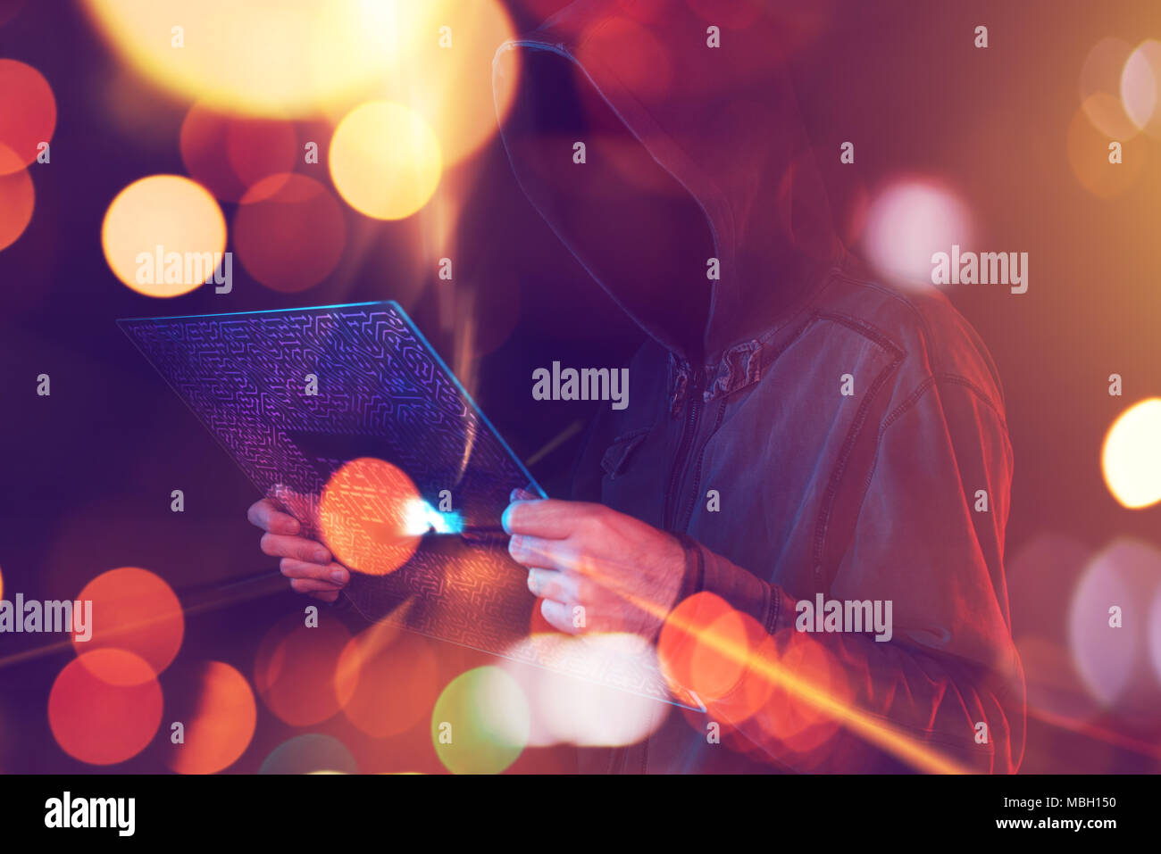 Hacker hacking informatique réseau neuronal artificiel avec futuristic tablet computer, conceptual image Banque D'Images