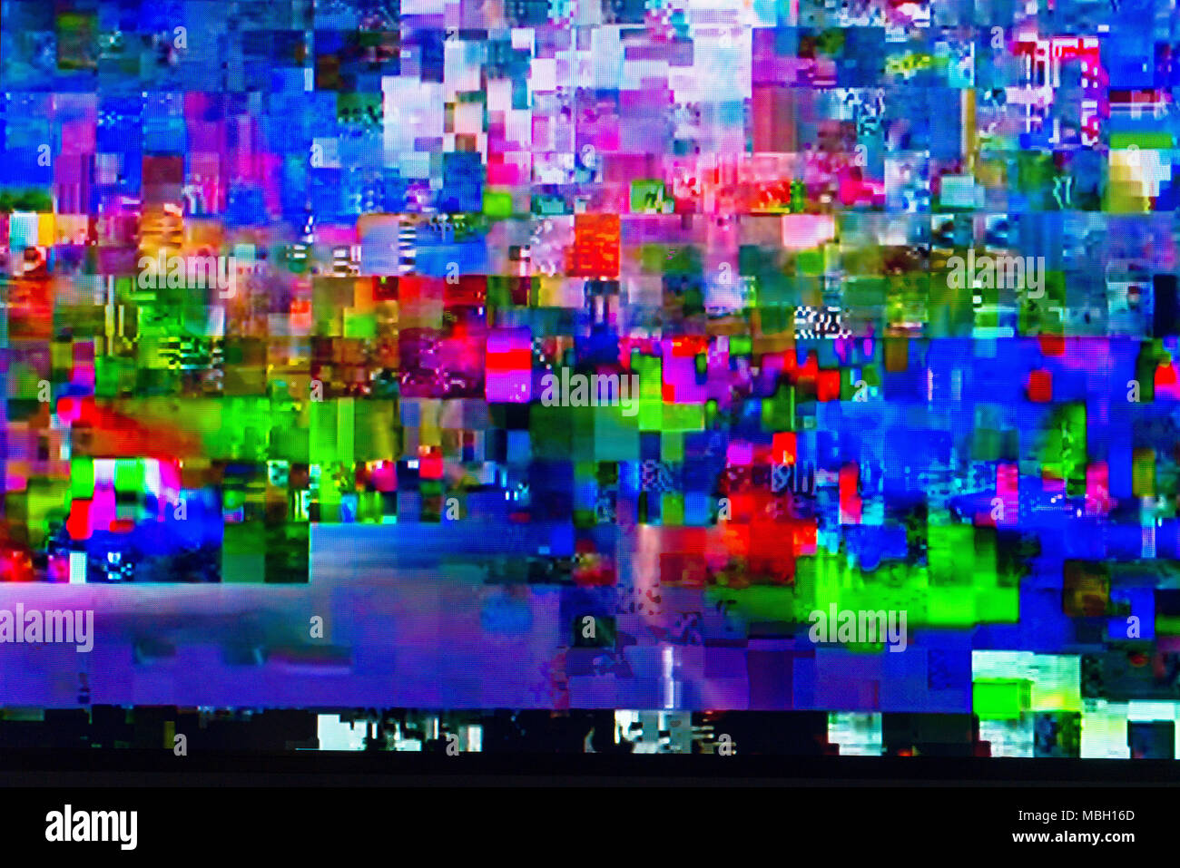TV numérique avec écran de télévision sur glitch égaré des places, des effets statiques et le gel des problèmes lors de l'échec de diffusion Banque D'Images