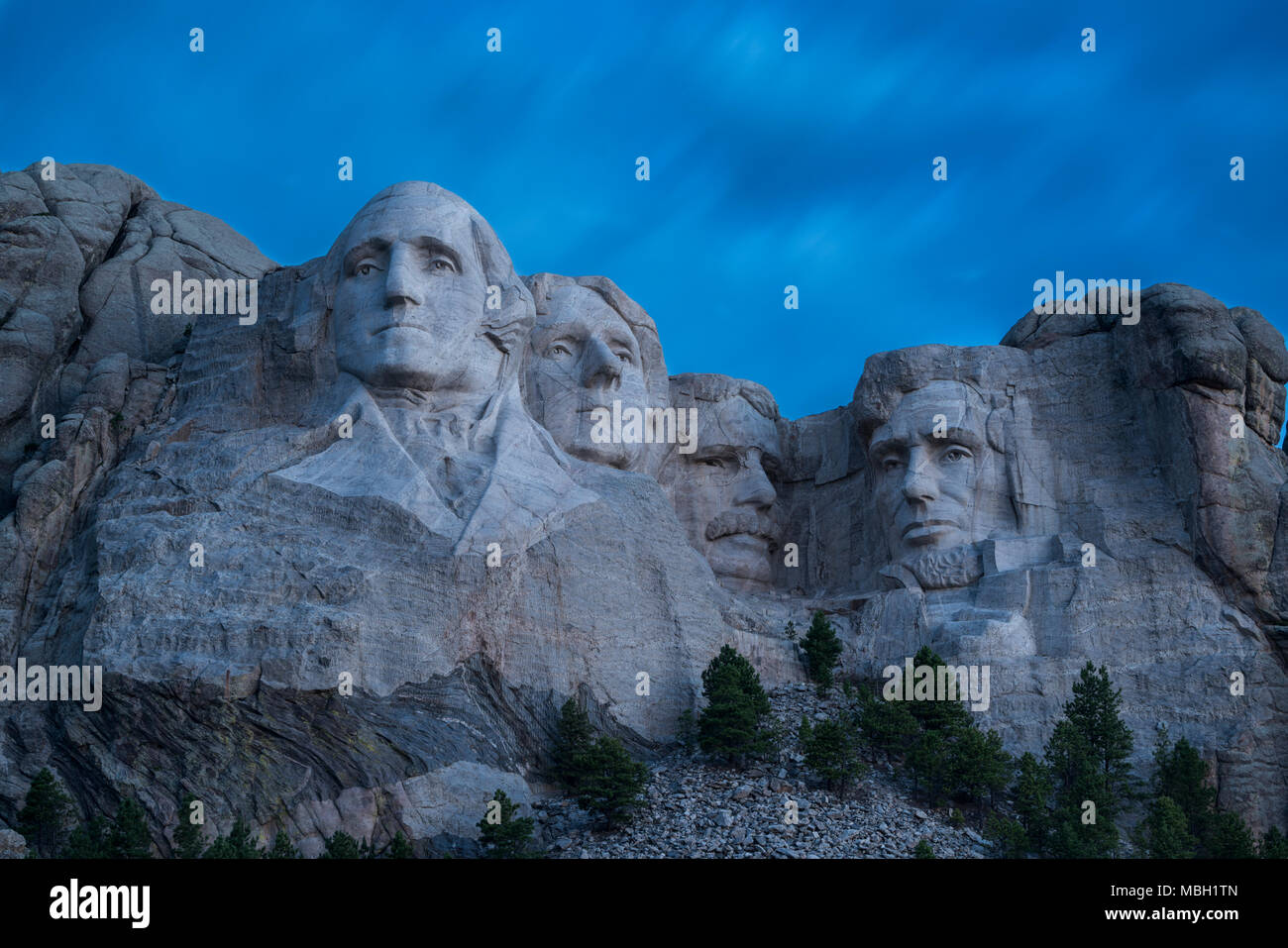 Les visages de Washington, Jefferson, Roosevelt et Lincoln à l'aube sur le Mont Rushmore dans le Dakota du Sud. Banque D'Images