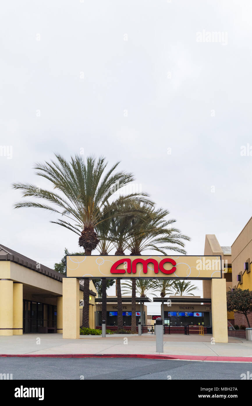 Fullerton, Californie, USA - 3 Avril 2018 : AMC entrée du théâtre sign in Fullerton, Californie. L'AMC est la plus grande chaîne de cinéma aux États-Unis. Banque D'Images