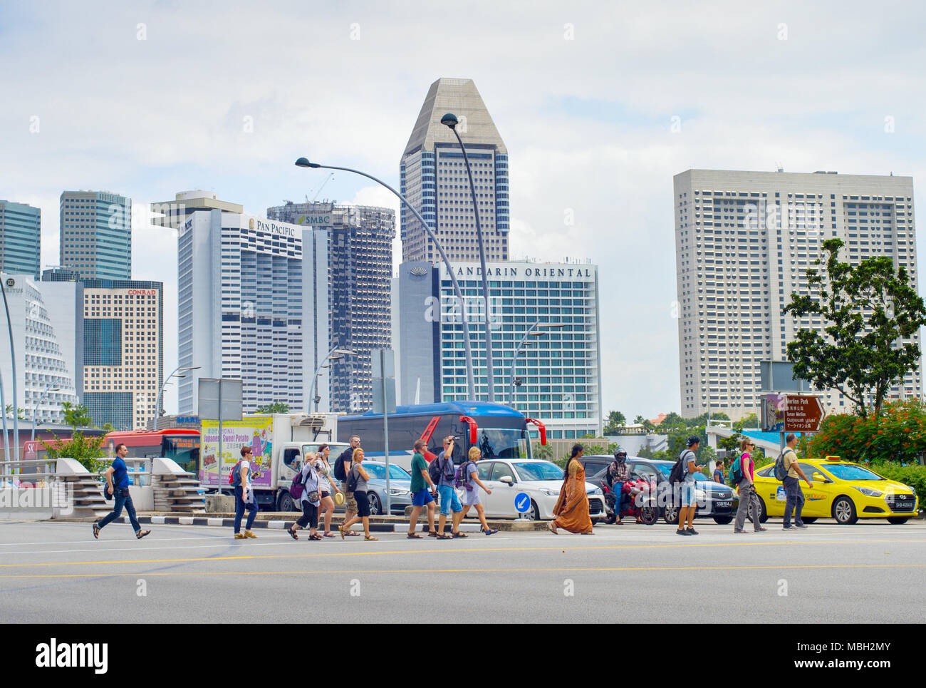Singapour - Jan 14, 2017 : Les personnes qui traversent la route à Singapour. Singapour est un commerce mondial, la finance et le transport hub Banque D'Images