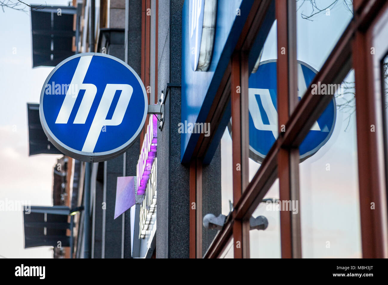BUDAPEST, HONGRIE - 6 avril, 2018 : Logo HP sur leurs principaux shop pour la Hongrie au cours de la soirée. Hewlett Packard est l'un des principaux fabricant de l'ordinateur Banque D'Images