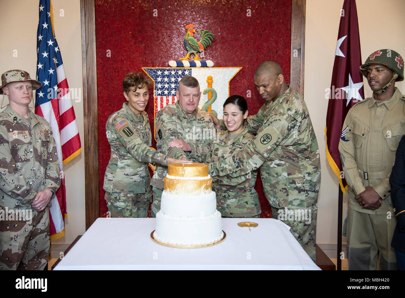 Le Lieutenant General Nadia Y Ouest Chirurgien Militaire General Et Commandant De L Armee Americaine Commande Medicale Ainsi Que Le Sergent Major De Commandement Michael Gragg U S Army Medical Commande Appele L Aine Et Le Plus
