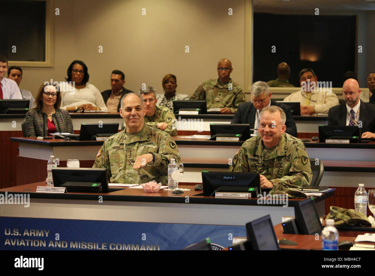 Les participants à la mise à jour trimestrielle avec l'Aviation et de l'équipe de direction : Missile Command, le Commandement du matériel de l'Armée Le Général commandant du Gus Perna, à gauche, et le général commandant AMCOM Doug Gabram. Banque D'Images