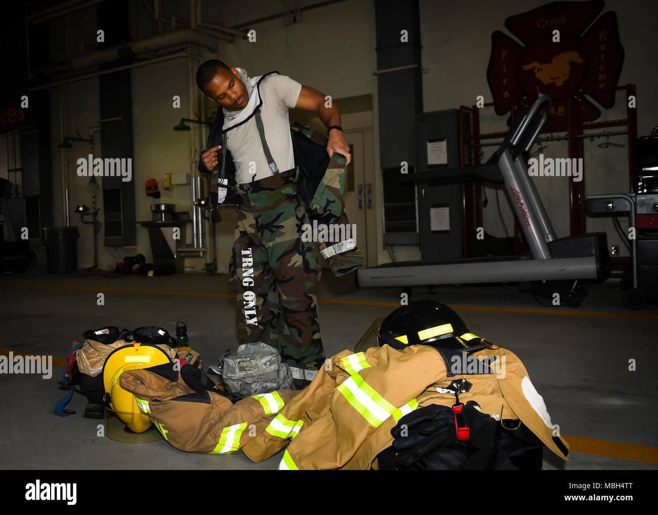 Airman Marcus Gray, 51e Escadron de génie civil pompier, dons de vêtements au cours d'un exercice de tir réel sur Osan Air Base, République de Corée, le 26 mars 2018. États-unis et République de Corée Air Force les pompiers ont travaillé ensemble dans un exercice de tir réel pour améliorer les communications et leur capacité à travailler ensemble sous l'effort. Banque D'Images