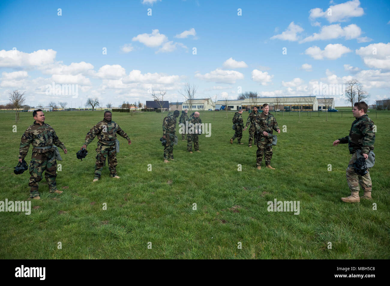 Le sergent américain. William Buttner (droite), attribués à des Forces alliées Nord bataillon, brigade de l'OTAN de l'armée américaine, les chèques des soldats alors qu'ils respirent l'air frais, face au vent après la formation de la confiance à l'intérieur du masque d'armes chimiques, biologiques, radiologiques et nucléaires prix sur Chièvres Air Base, Belgique, le 29 mars 2018. Banque D'Images