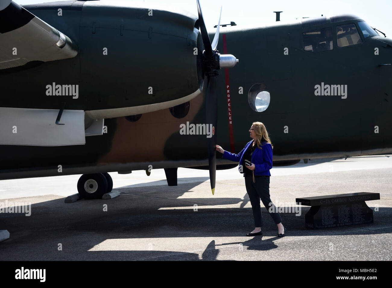 Becca Zarcone, Directeur des ventes Groupe Crowne Plaza et la base aérienne MacDill leader civique, tours l'Air Mobility Command Museum le 29 mars 2018, à Douvres, ABF Del. l'AMC musée a été le dernier arrêt pour les dirigeants municipaux avant leur départ Dover AFB. Banque D'Images Becca Zarcone, Directeur des ventes Groupe Crowne Plaza et la base aérienne MacDill leader civique, tours l'Air Mobility Command Museum le 29 mars 2018, à Douvres, ABF Del. l'AMC musée a été le dernier arrêt pour les dirigeants municipaux avant leur départ Dover AFB. Banque D'Images