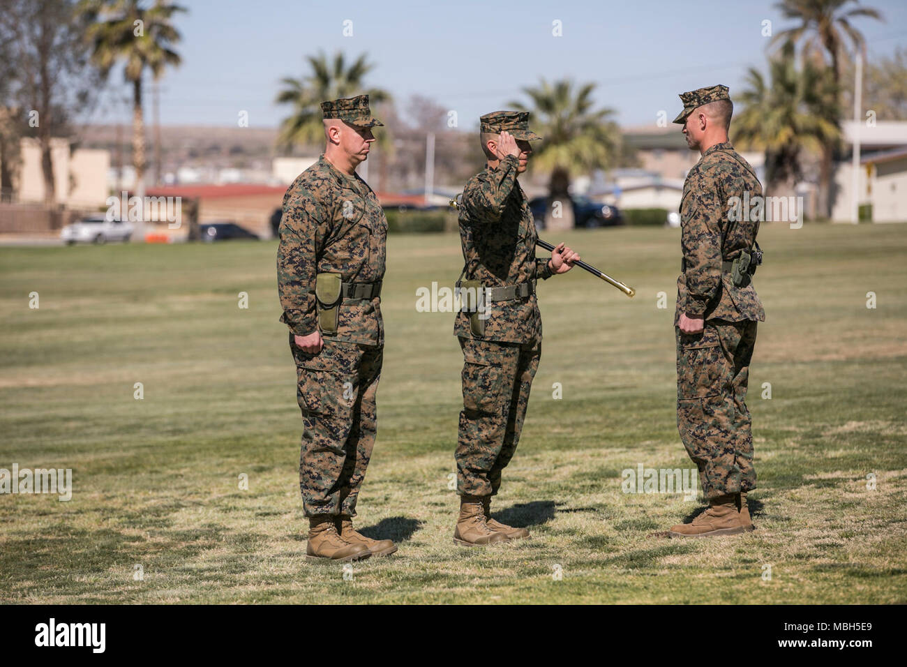 Le Sgt Le Major Edward G Zapata Jr Hors Cours De Sergent Major Du Bataillon 7e Regiment De Marines Se Prepare A Main De L Officier Du Rang A L Epee Sur Le Sergent Major Du