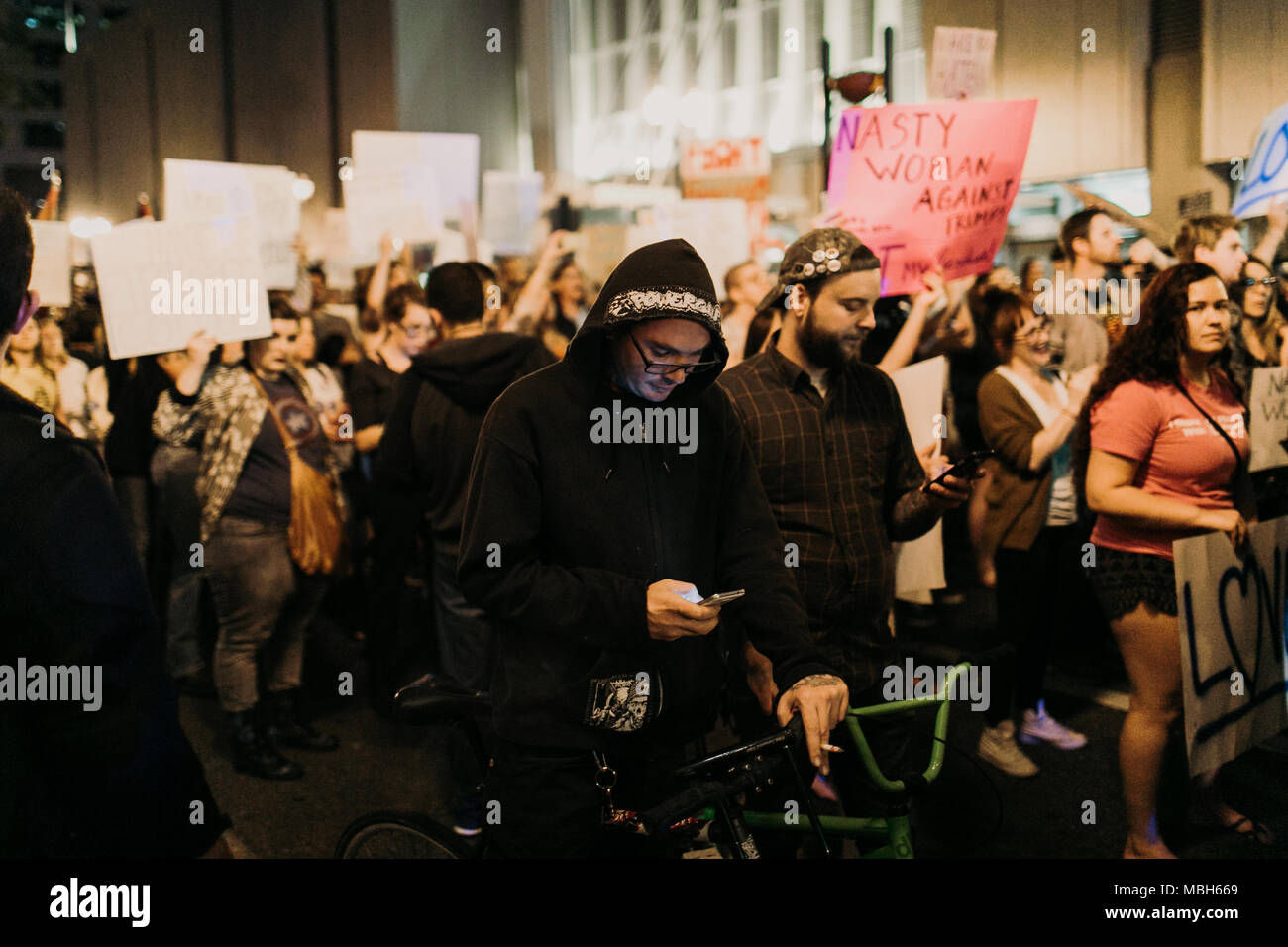 Anti-Trump la protestation pacifique dans le centre-ville d'Orlando (2016). Banque D'Images