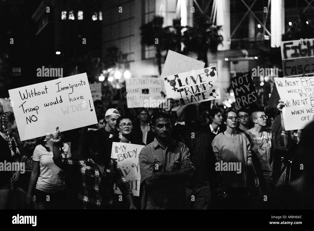 Anti-Trump la protestation pacifique dans le centre-ville d'Orlando (2016). Banque D'Images