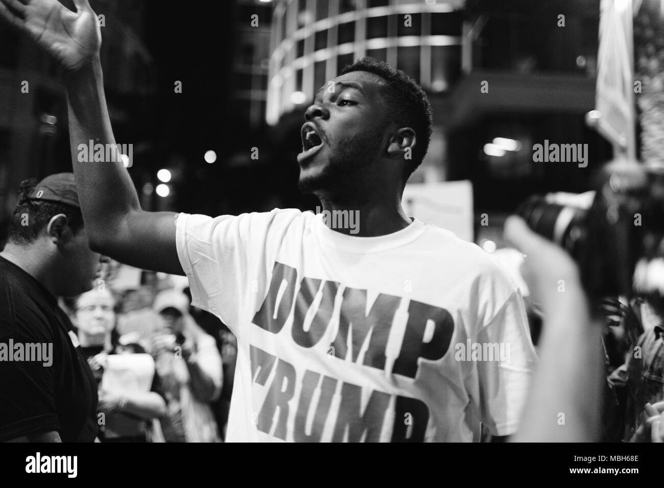 Anti-Trump la protestation pacifique dans le centre-ville d'Orlando (2016). Banque D'Images