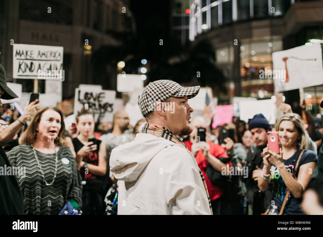 Discours à l'Anti-Trump donne vétéran protestation pacifique dans le centre-ville d'Orlando (2016). Banque D'Images