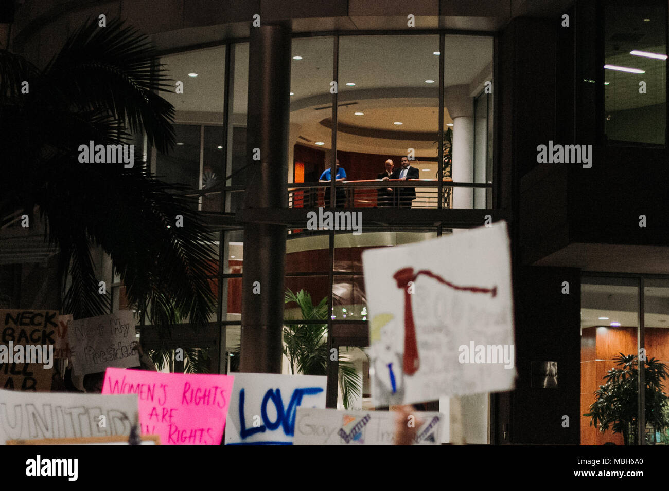 Les gens de l'Hôtel de Ville d'Orlando watch Anti-Trump la protestation pacifique dans le centre-ville d'Orlando (2016). Banque D'Images