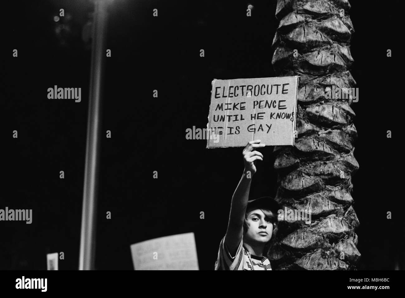 Anti-Trump la protestation pacifique dans le centre-ville d'Orlando (2016). Banque D'Images