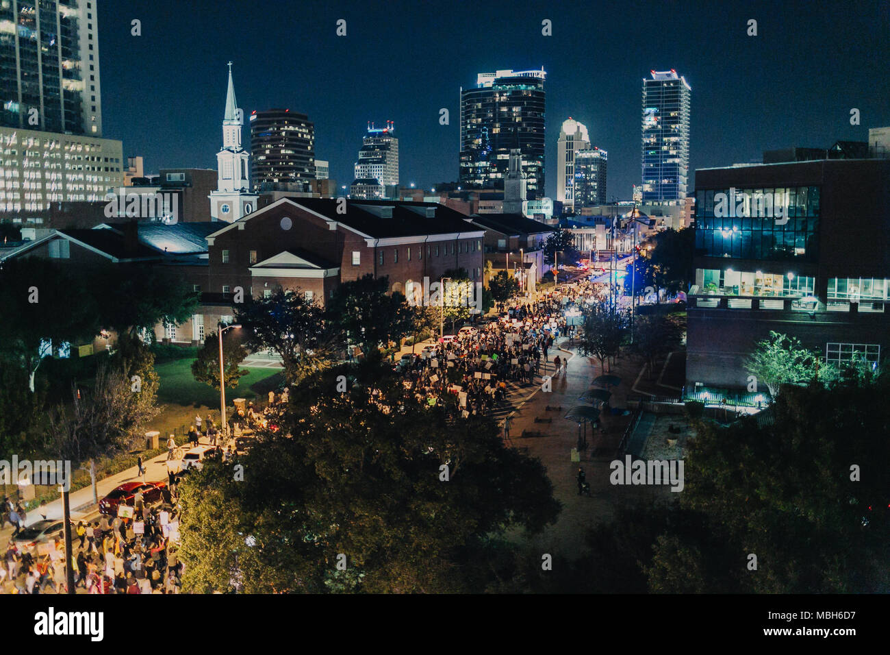 Anti-Trump la protestation pacifique dans le centre-ville d'Orlando (2016). Banque D'Images