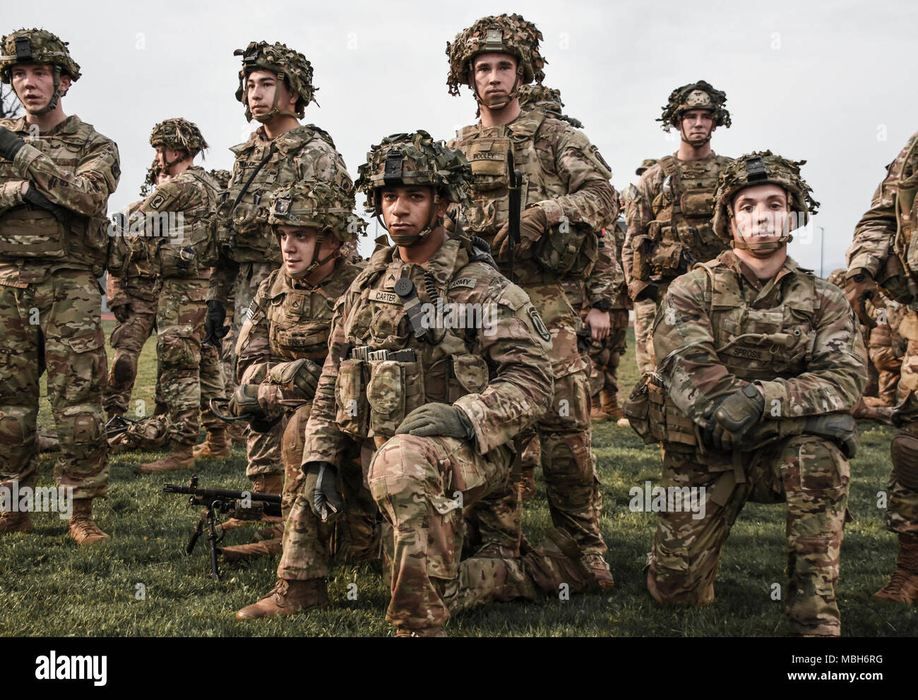 De parachutistes la 173e Brigade aéroportée est fier de prendre un genou après une charge de combat complet 2,2 mile run bataillon ce matin. Banque D'Images