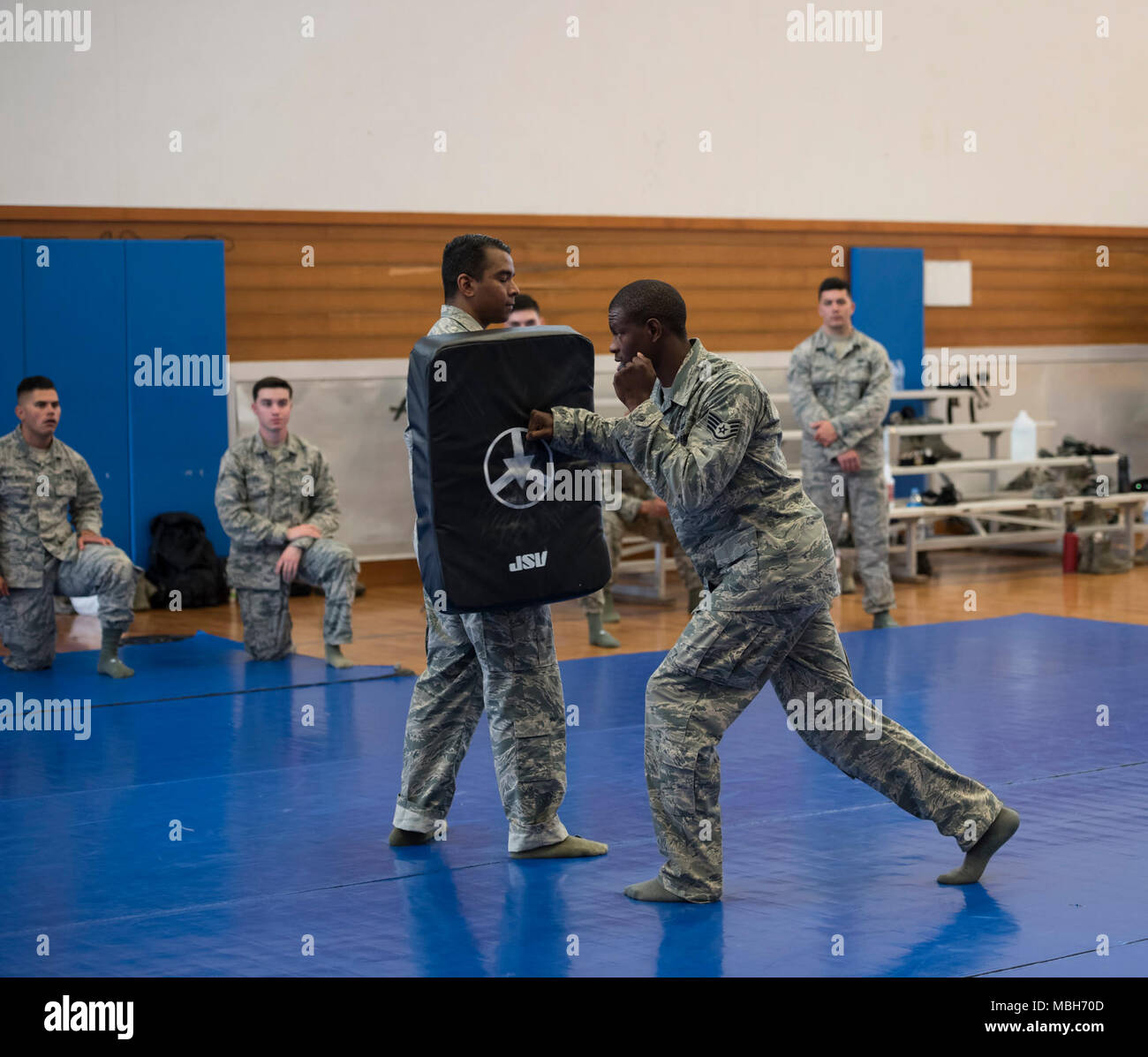 Le sergent de l'US Air Force. Lionel Rhône, 18e Escadron des Forces de sécurité, assistant instructeur supervise une séance de formation combatives, 4 avril 2018, à Kadena Air Base, au Japon. La pratique des grèves, évasion fiscale et de masse techniques aident les membres de l'ESF 18 rester dans leur environnement physique Les exigences de formation. Banque D'Images