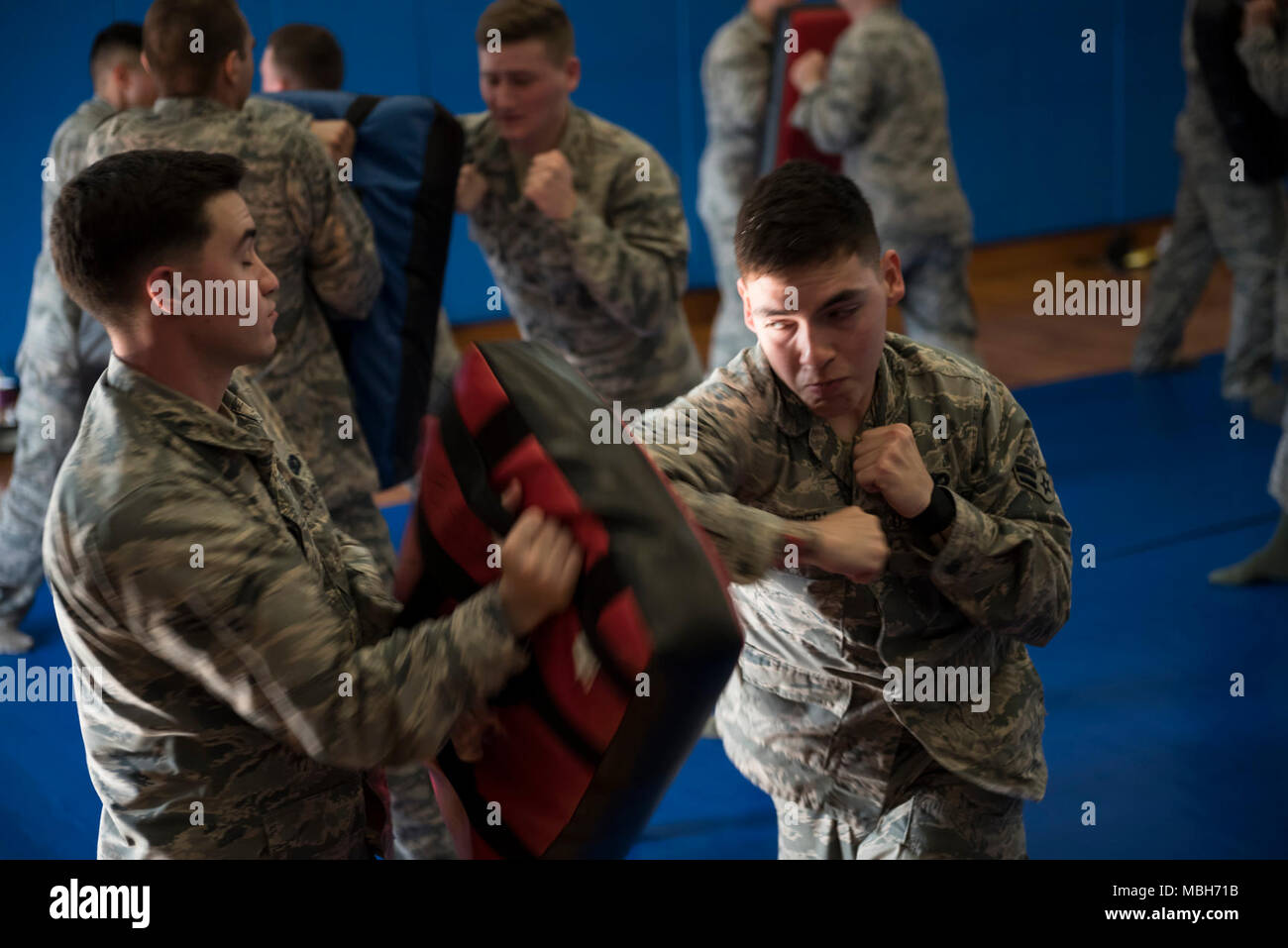 U.S. Air Force d'un membre de la 1re classe Oscar Fonseca, 18e Escadron des Forces de sécurité, membre de la force de réaction de l'une des grèves combatives sac pendant la formation le 4 avril 2018, à Kadena Air Base, au Japon. La pratique des grèves, évasion fiscale et de masse techniques aident les membres de l'ESF 18 rester dans leur environnement physique Les exigences de formation. Banque D'Images