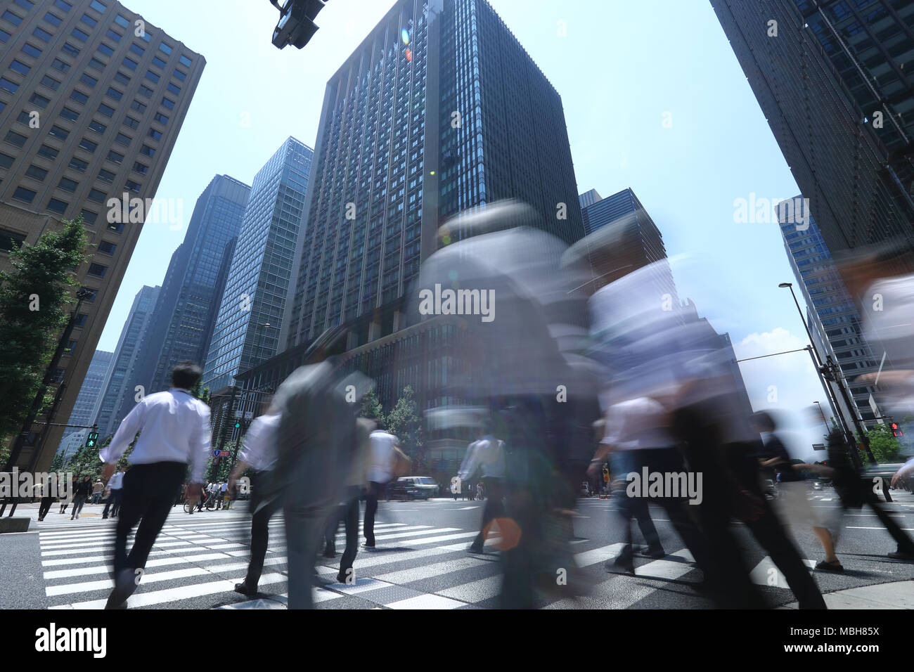 Les piétons circulant dans la région de Tokyo, Japon Banque D'Images