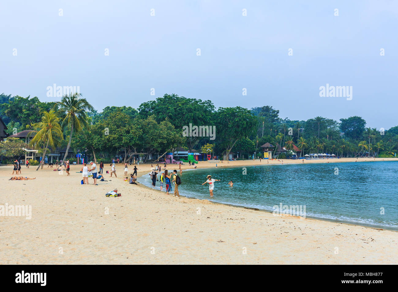 SENTOSA, SINGAPOUR - Mai 29, 2017 : la plage de Siloso dans l'île de Sentosa Resort de Singapour. C'est une plage artificielle avec un sable prises à partir de la Malaisie Banque D'Images