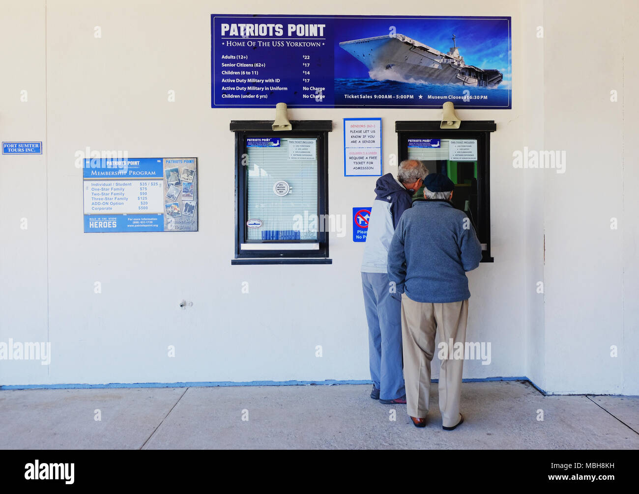 Deux hommes seniors à une billetterie du musée USS Yorktown (CV-10) à Charleston, Caroline du Sud, États-Unis. Banque D'Images