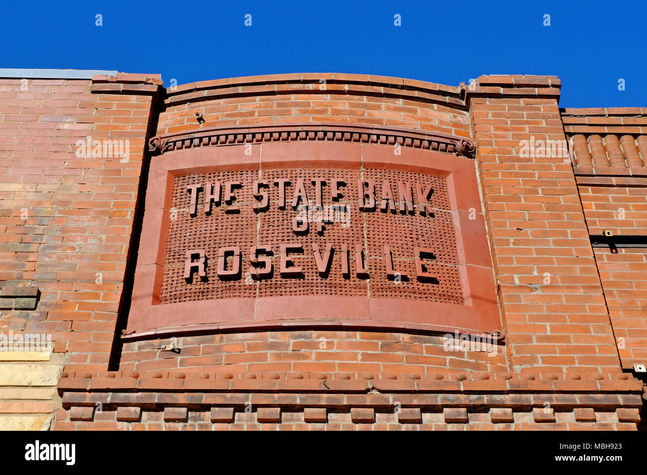 Vieille enseigne à un sommet d'un bâtiment en brique, la Banque d'état de Roseville, Minnesota, USA Banque D'Images