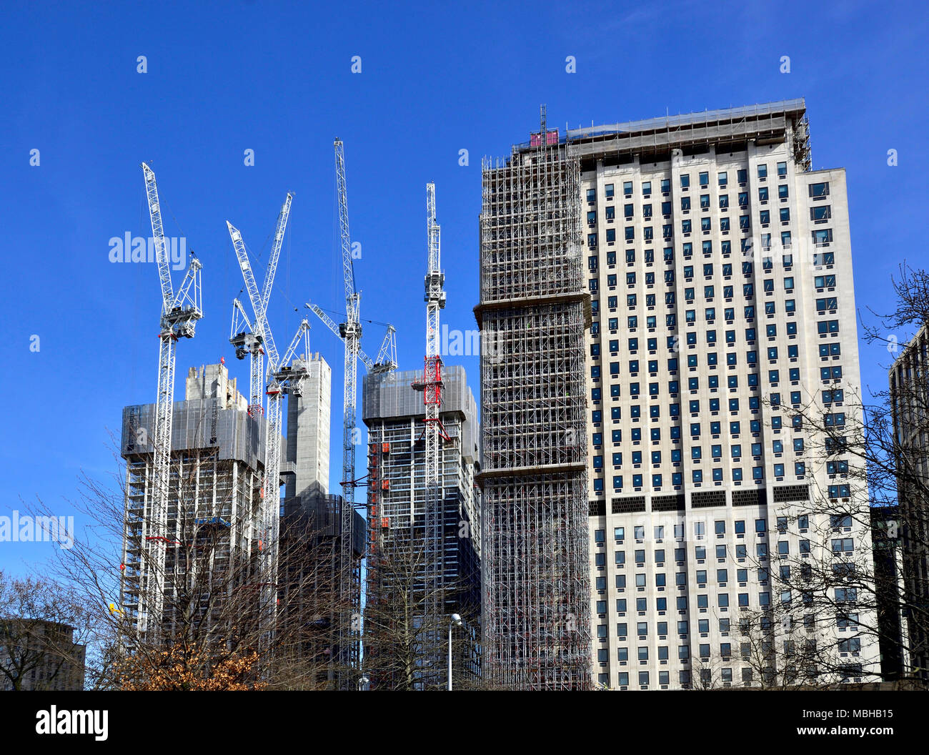 Londres, Angleterre, Royaume-Uni. La construction sur la rive Sud - grues et le centre de la coquille Banque D'Images