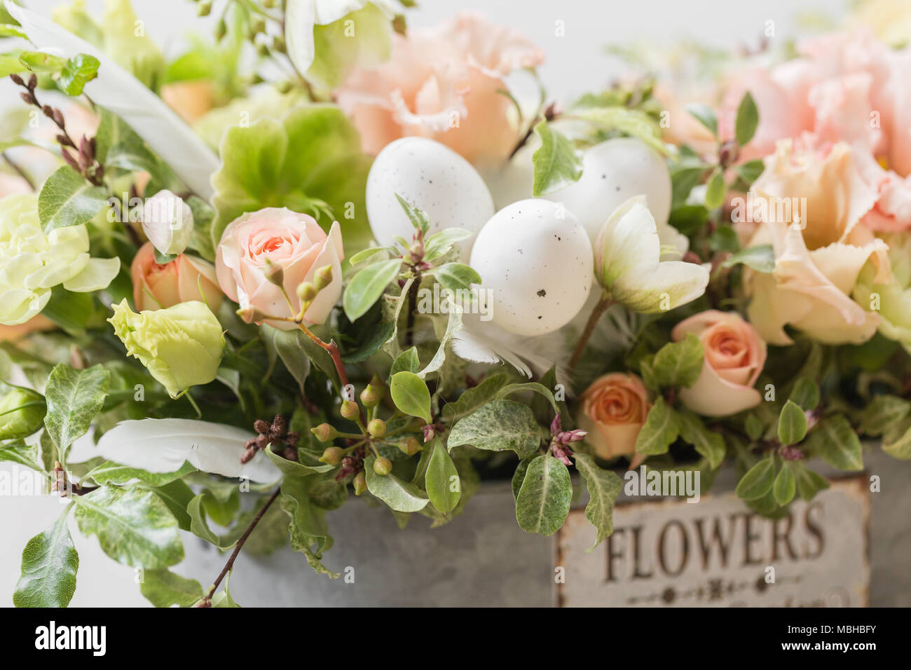 Close-up, fonds d'écran printemps humeur. beau luxe Bouquet de fleurs dans la main. femme le travail de la fleuriste à un magasin de fleur. Photo horizontale Banque D'Images