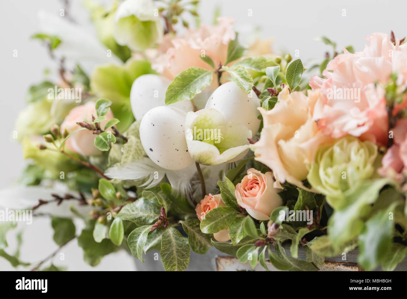 Close-up, fonds d'écran printemps humeur. beau luxe Bouquet de fleurs dans la main. femme le travail de la fleuriste à un magasin de fleur. Photo horizontale Banque D'Images