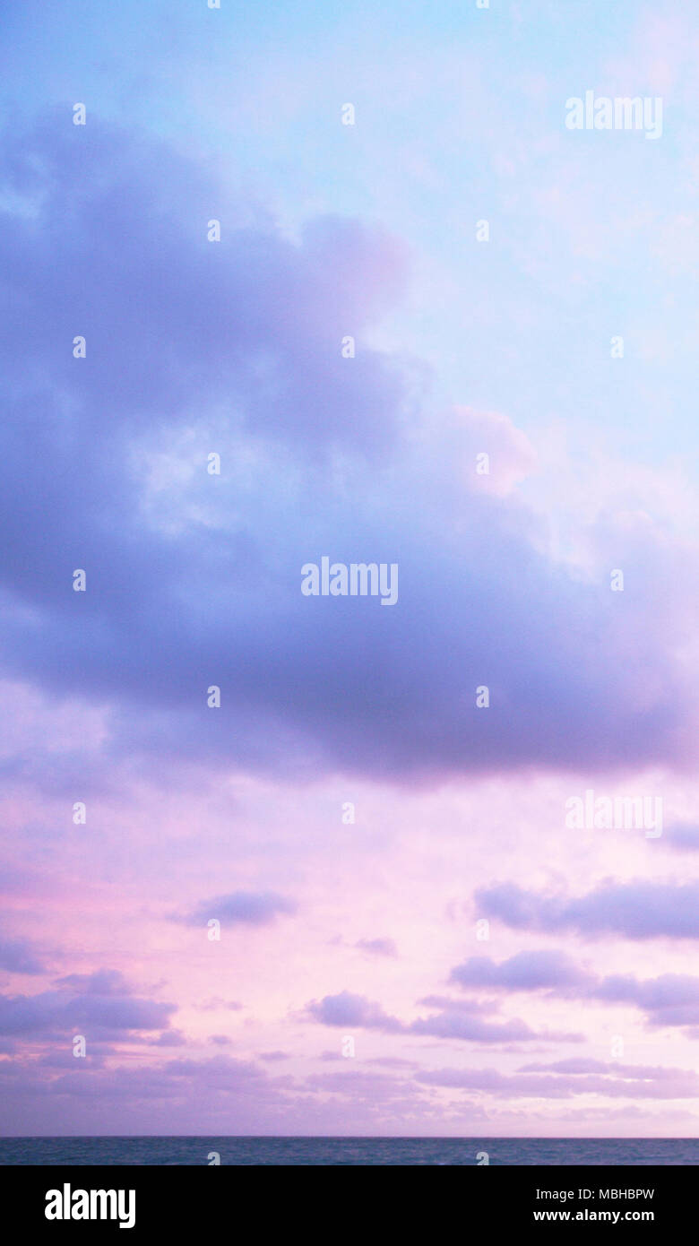 Coucher du soleil en mer avec nuages violet Banque D'Images