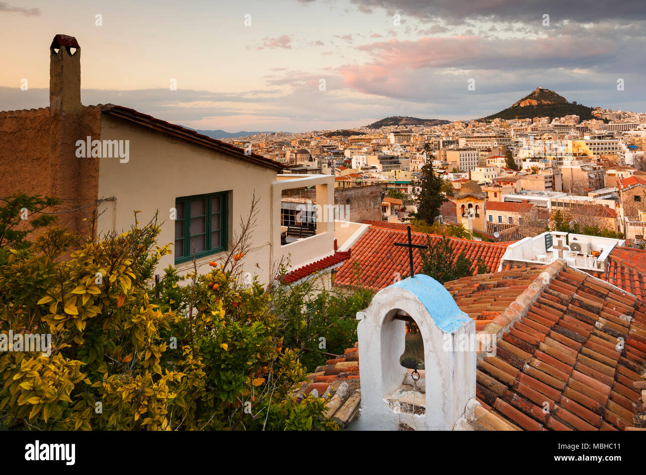Vue de la colline Lycabettus d'Anafiotika quartier dans la vieille ville d'Athènes, Grèce. Banque D'Images