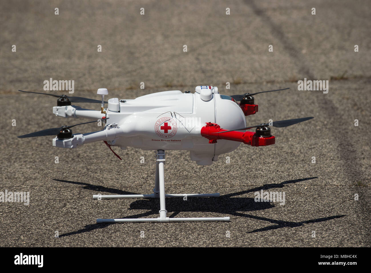 Rome. Roma, Rome 2015 Drone Urbe Airport. Drone de la Croix-Rouge italienne. L'Italie. Banque D'Images