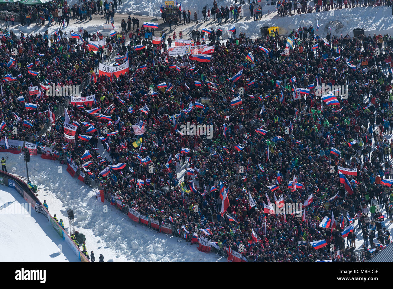 PLANICA, en Slovénie - 24 mars 2018 : Coupe du monde de saut Final - fans Banque D'Images