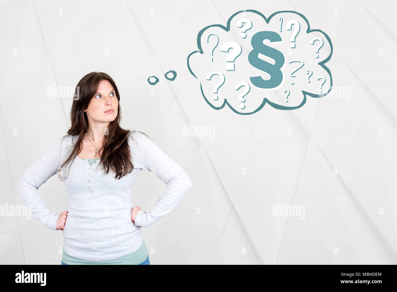 Concept de préoccupée et thoughtful woman étant confus au sujet de la loi et articles symbolisé par interrogation chaotique et bulle de pensée en face de Banque D'Images