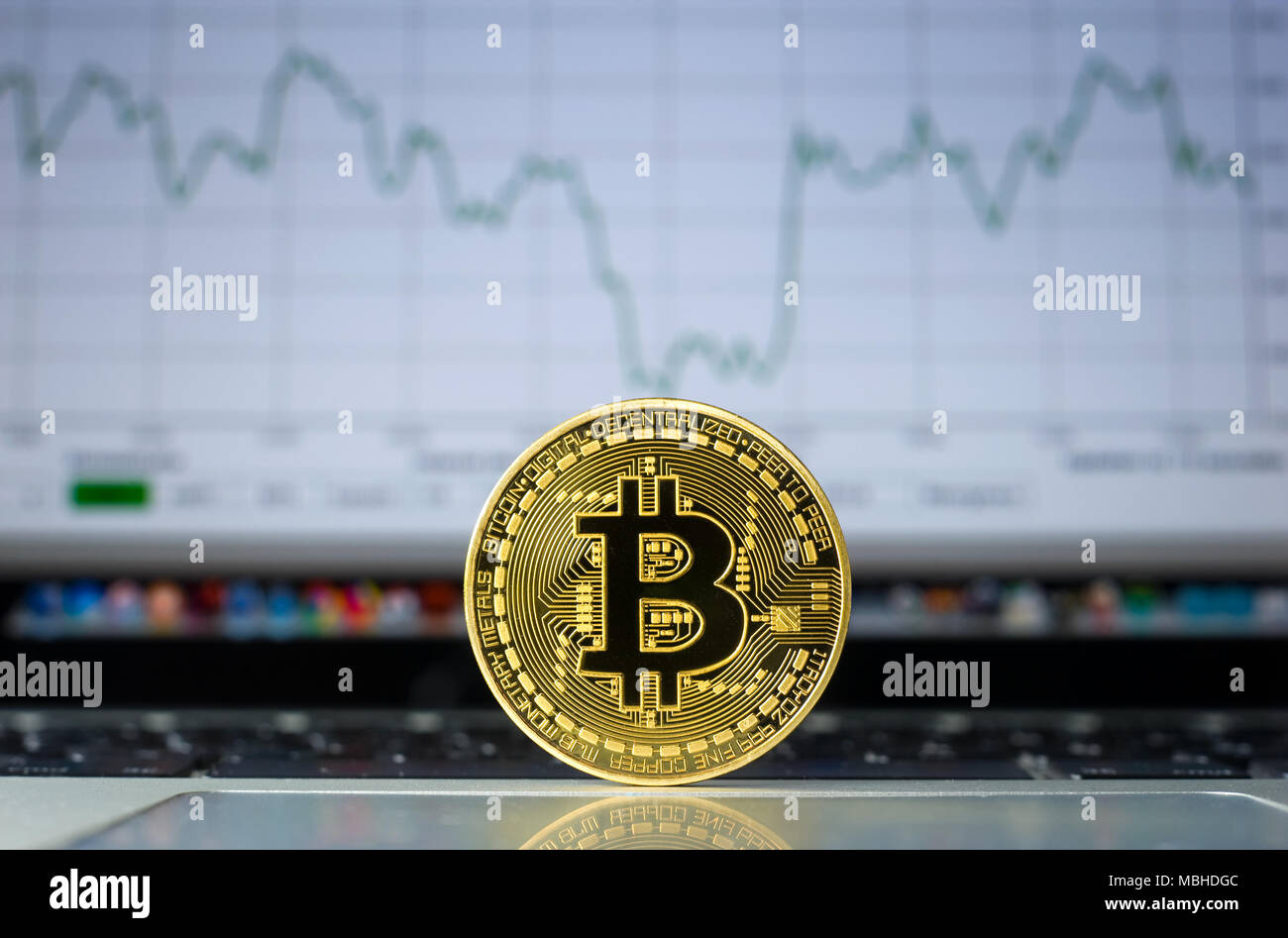 Le Bitcoin un ordinateur portable avec la tendance de prix graffic sur l'arrière-plan Banque D'Images