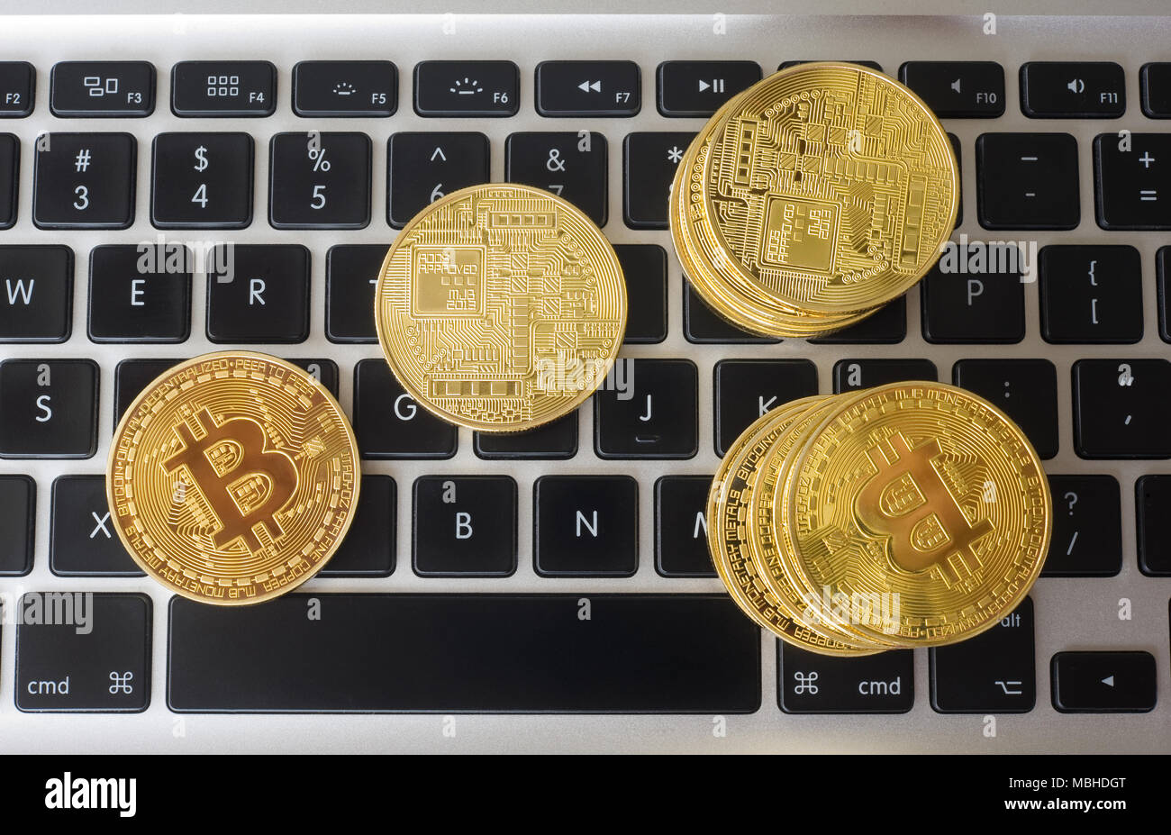 Les Bitcoins sur le clavier d'un ordinateur portable Banque D'Images