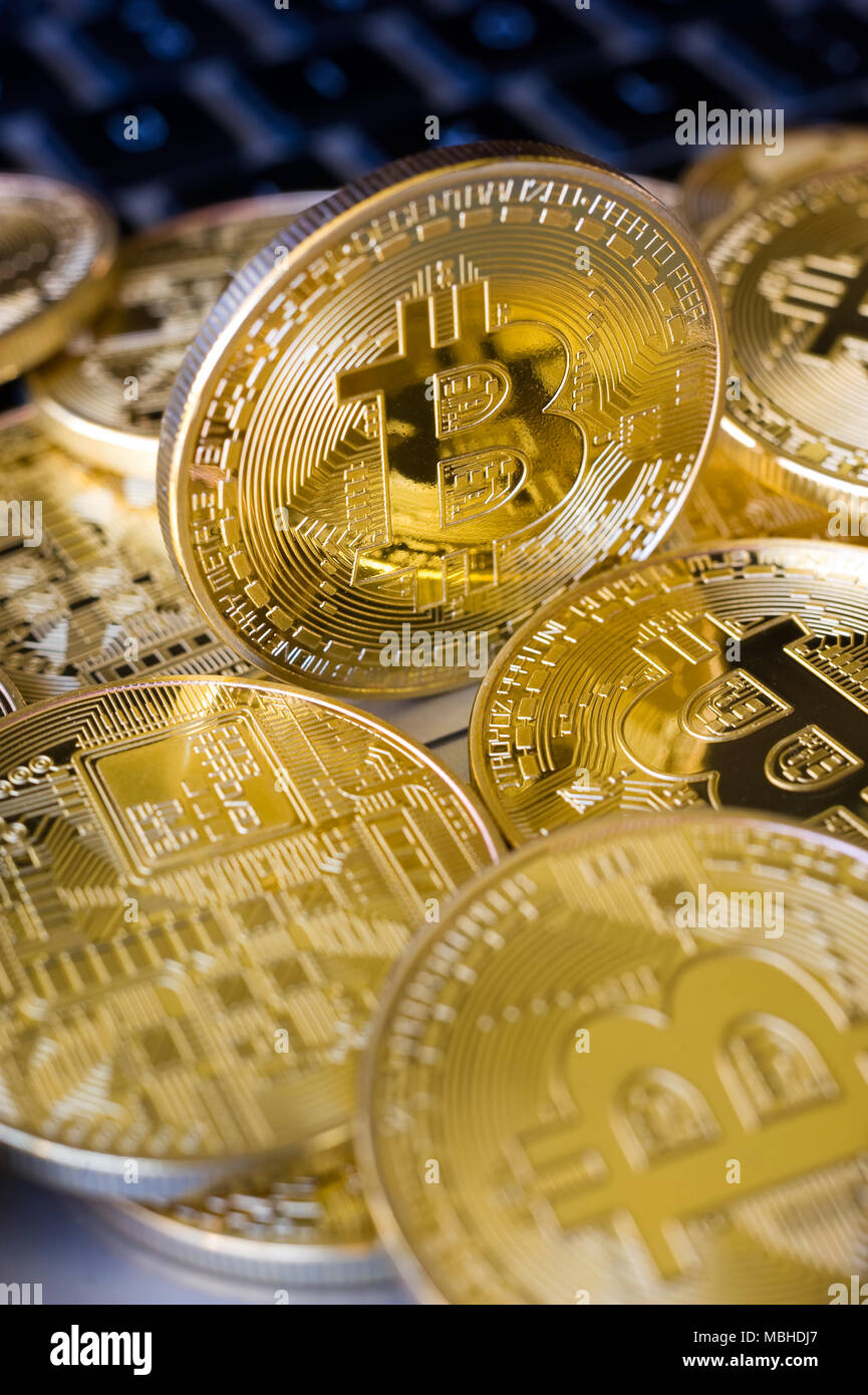 Les Bitcoins sur le clavier d'un ordinateur portable Banque D'Images
