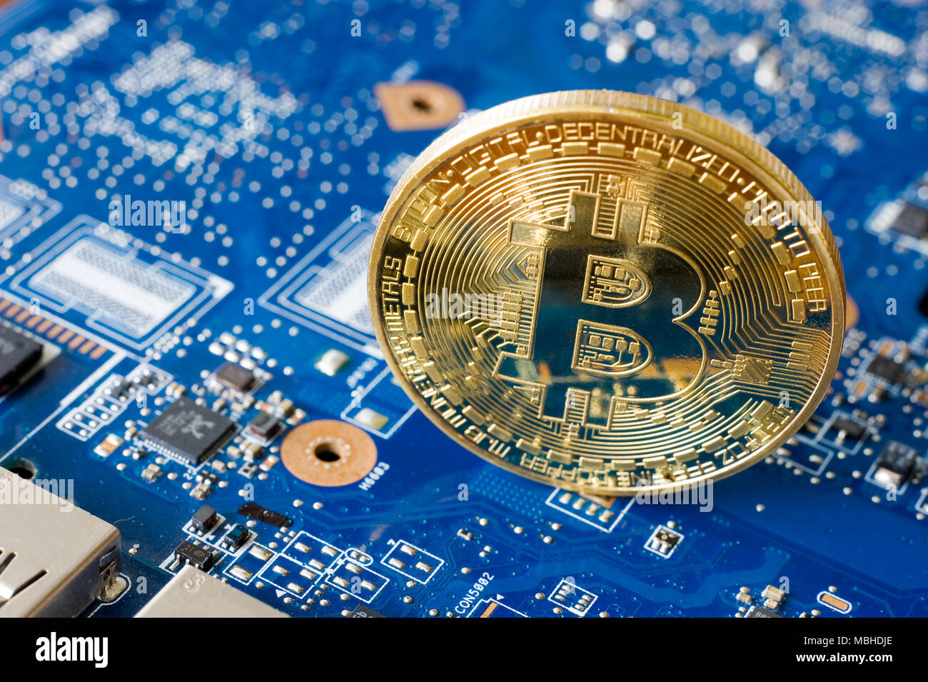 Debout sur le Bitcoin carte mère électronique d'un ordinateur portable Banque D'Images