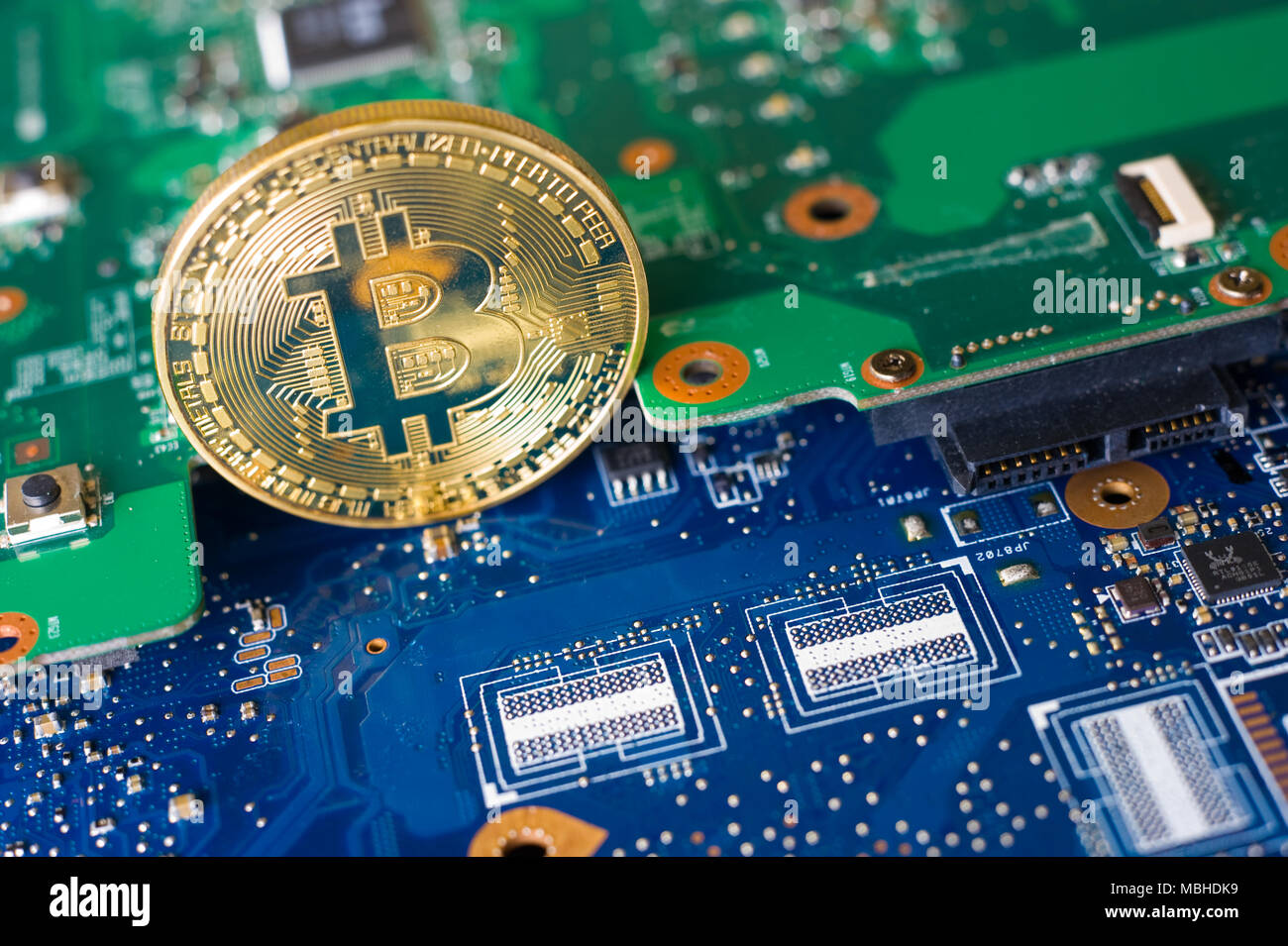 Debout sur le Bitcoin carte mère électronique d'un ordinateur portable Banque D'Images