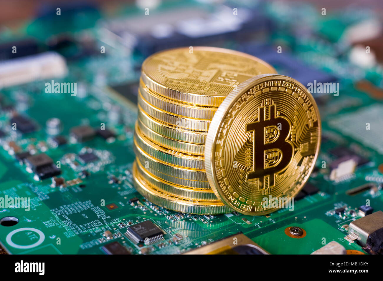 Les Bitcoins debout sur la carte électronique d'un ordinateur portable Banque D'Images