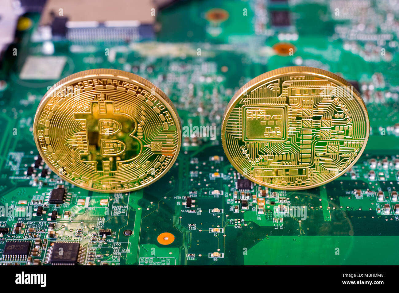 Debout sur le Bitcoin carte mère électronique d'un ordinateur portable Banque D'Images