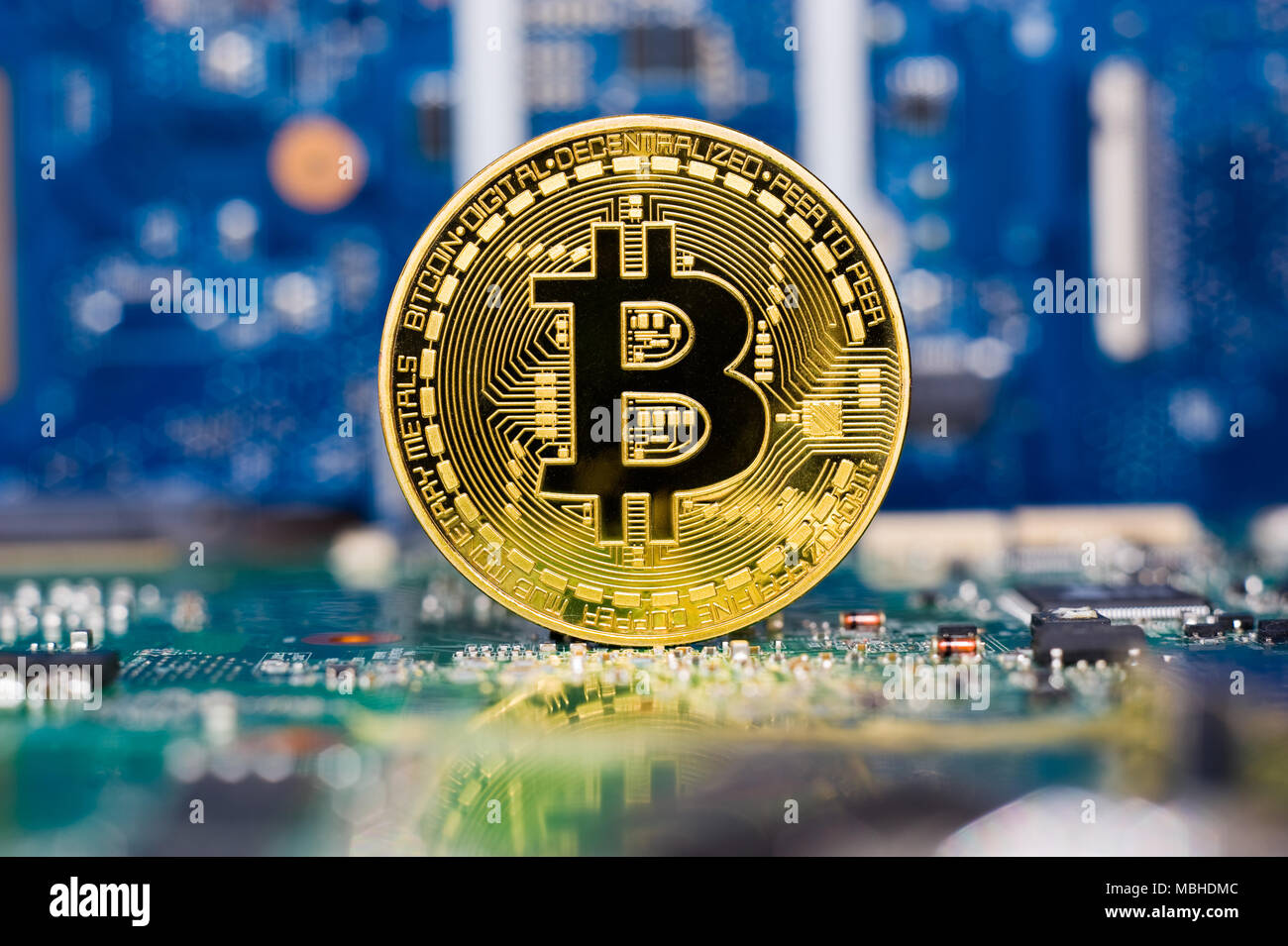 Debout sur le Bitcoin carte mère électronique d'un ordinateur portable Banque D'Images